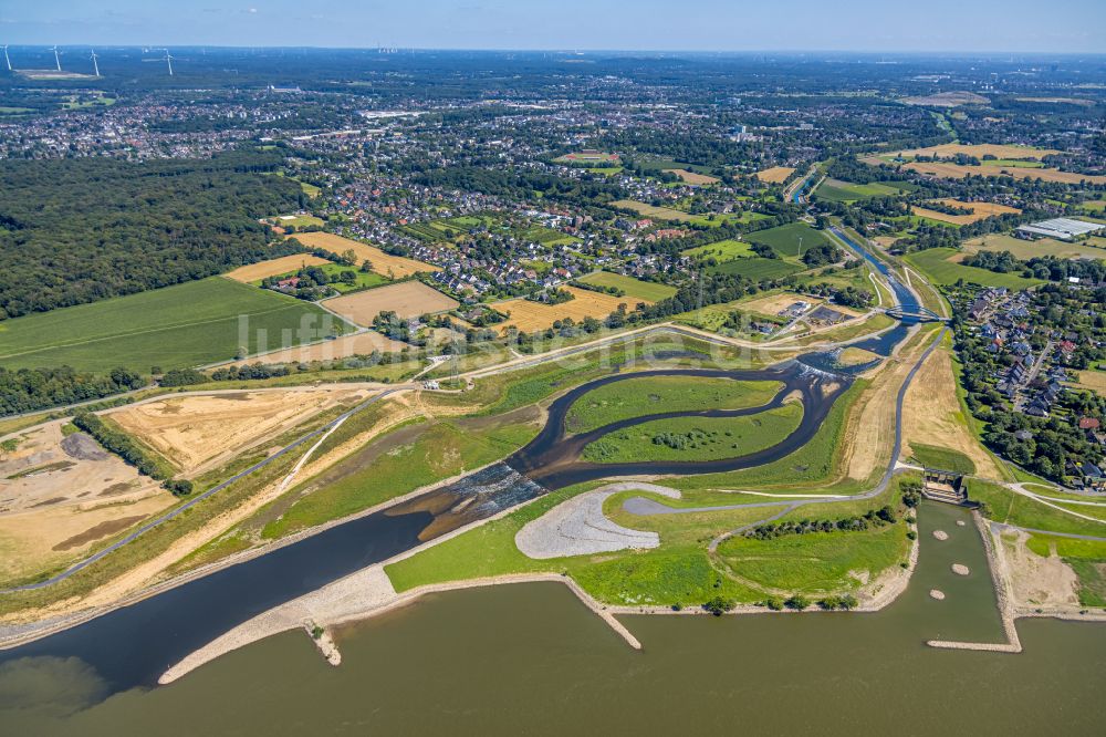 Dinslaken aus der Vogelperspektive: Uferbereiche entlang der Fluß- Mündung der Emscher in den Rhein im Ortsteil Eppinghoven in Dinslaken im Bundesland Nordrhein-Westfalen, Deutschland