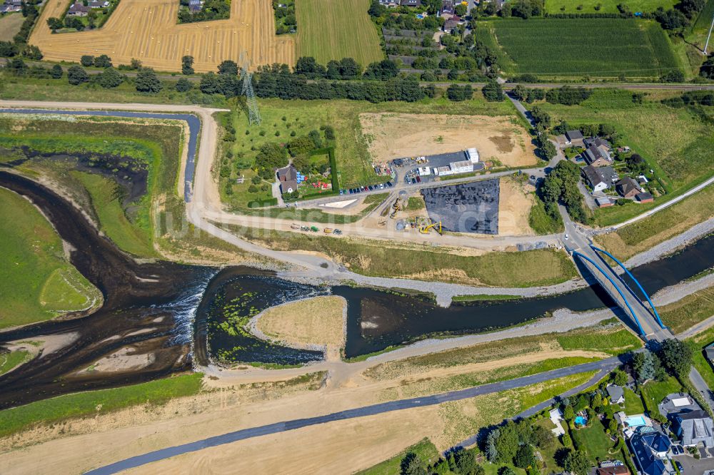 Dinslaken von oben - Uferbereiche entlang der Fluß- Mündung der Emscher in den Rhein im Ortsteil Eppinghoven in Dinslaken im Bundesland Nordrhein-Westfalen, Deutschland