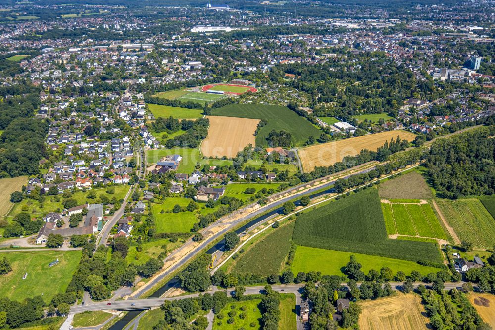 Dinslaken aus der Vogelperspektive: Uferbereiche entlang der Fluß- Mündung der Emscher in den Rhein im Ortsteil Eppinghoven in Dinslaken im Bundesland Nordrhein-Westfalen, Deutschland