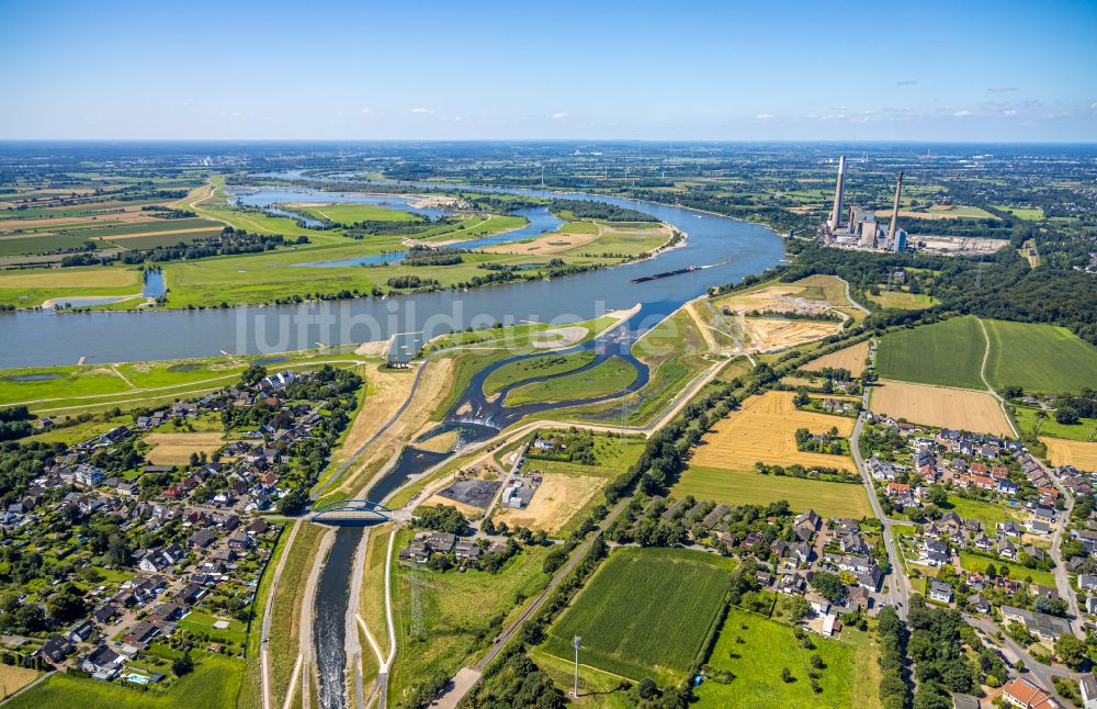 Luftbild Dinslaken - Uferbereiche entlang der Fluß- Mündung der Emscher in den Rhein im Ortsteil Eppinghoven in Dinslaken im Bundesland Nordrhein-Westfalen, Deutschland