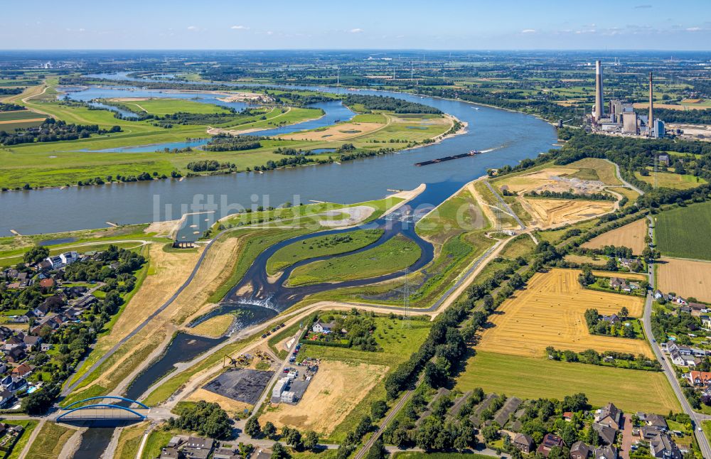 Luftaufnahme Dinslaken - Uferbereiche entlang der Fluß- Mündung der Emscher in den Rhein im Ortsteil Eppinghoven in Dinslaken im Bundesland Nordrhein-Westfalen, Deutschland