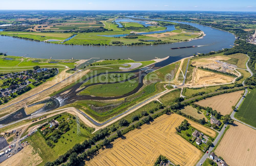 Dinslaken aus der Vogelperspektive: Uferbereiche entlang der Fluß- Mündung der Emscher in den Rhein im Ortsteil Eppinghoven in Dinslaken im Bundesland Nordrhein-Westfalen, Deutschland