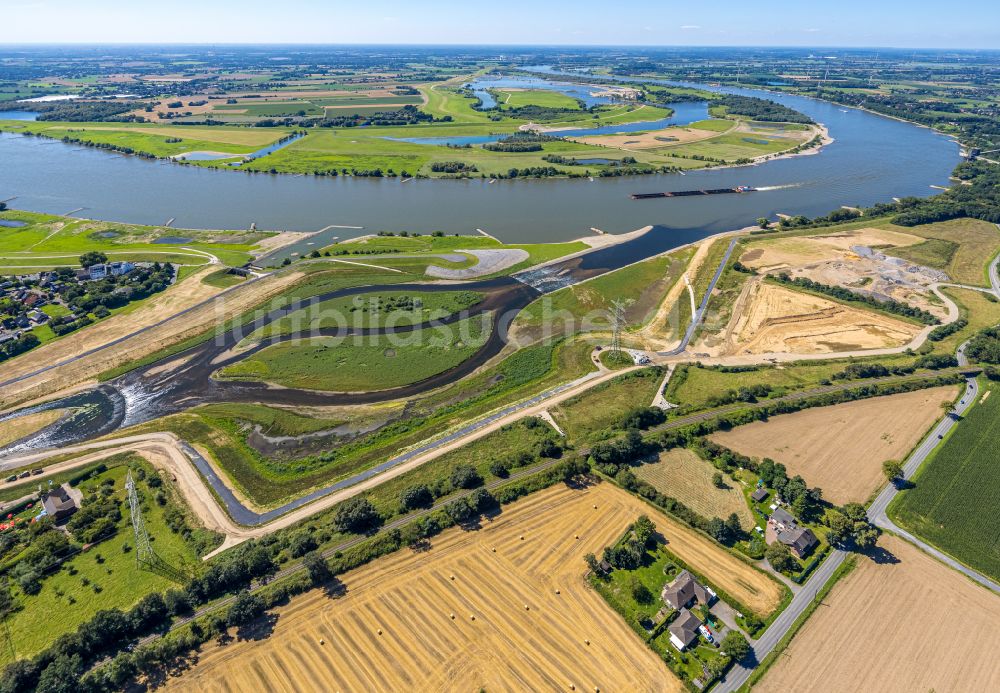 Luftbild Dinslaken - Uferbereiche entlang der Fluß- Mündung der Emscher in den Rhein im Ortsteil Eppinghoven in Dinslaken im Bundesland Nordrhein-Westfalen, Deutschland