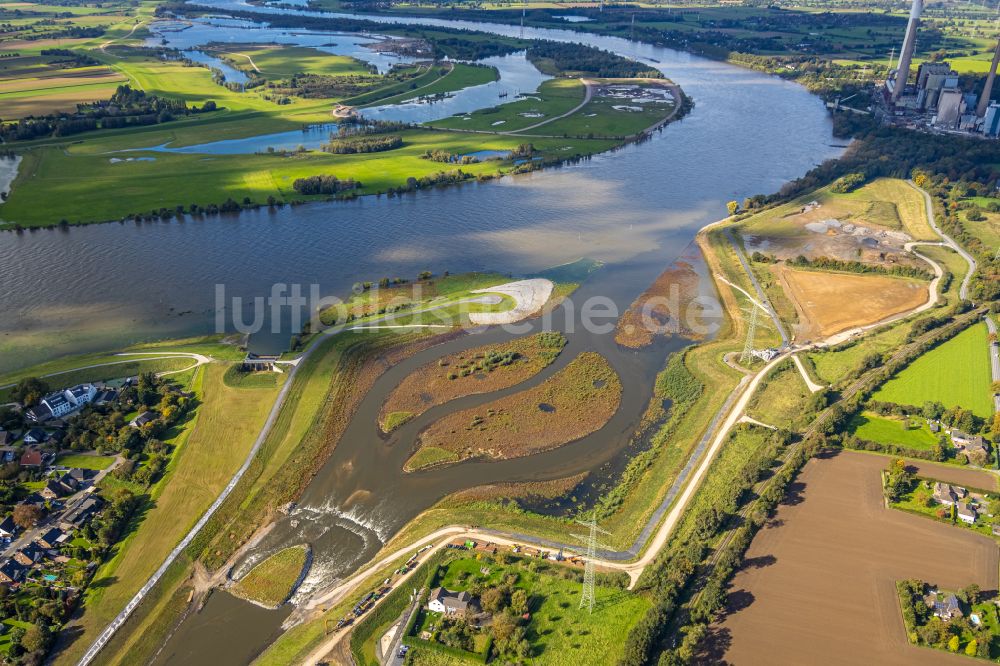 Luftaufnahme Dinslaken - Uferbereiche entlang der Fluß- Mündung der Emscher in den Rhein im Ortsteil Eppinghoven in Dinslaken im Bundesland Nordrhein-Westfalen, Deutschland