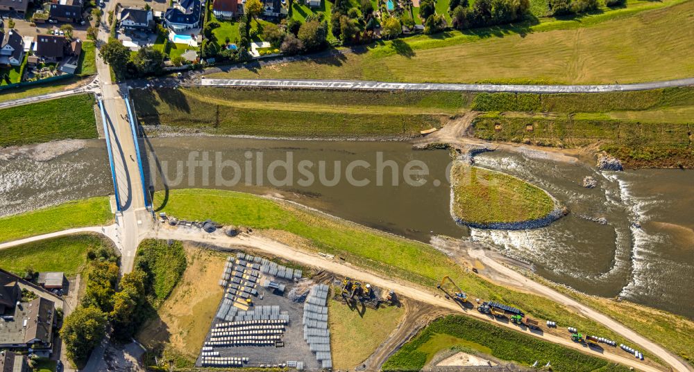 Dinslaken von oben - Uferbereiche entlang der Fluß- Mündung der Emscher in den Rhein im Ortsteil Eppinghoven in Dinslaken im Bundesland Nordrhein-Westfalen, Deutschland