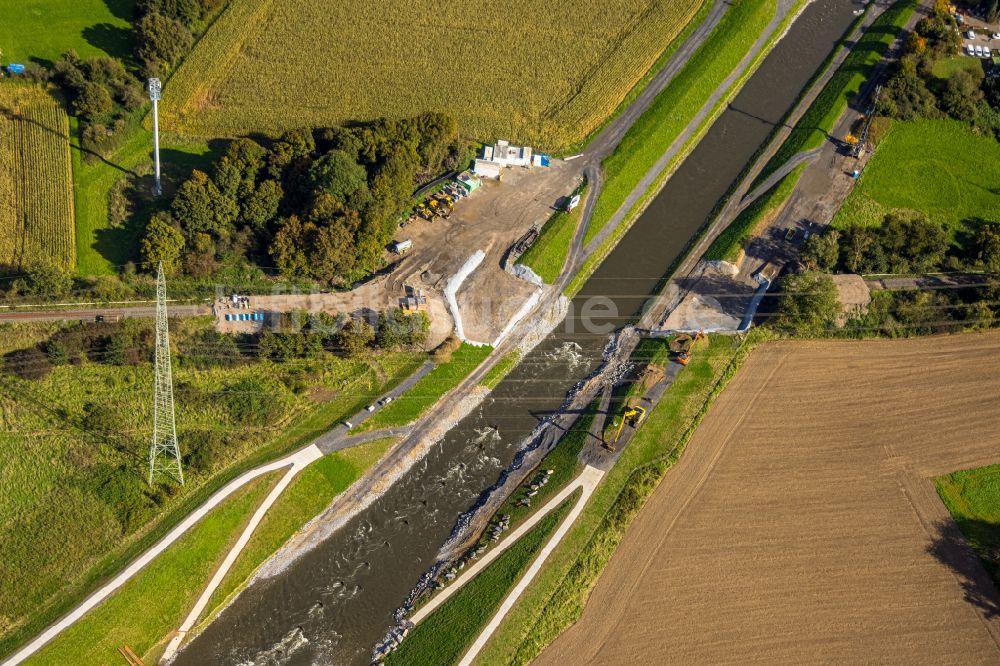 Dinslaken aus der Vogelperspektive: Uferbereiche entlang der Fluß- Mündung der Emscher in den Rhein im Ortsteil Eppinghoven in Dinslaken im Bundesland Nordrhein-Westfalen, Deutschland