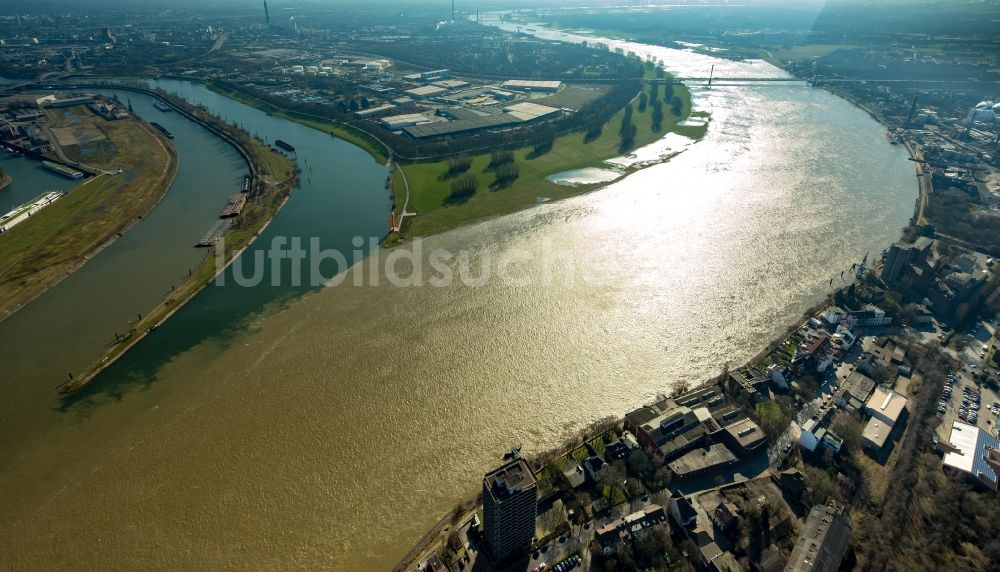 Duisburg aus der Vogelperspektive: Uferbereiche entlang der Fluß- Mündung des Hochwasser führenden Rhein in Duisburg im Bundesland Nordrhein-Westfalen