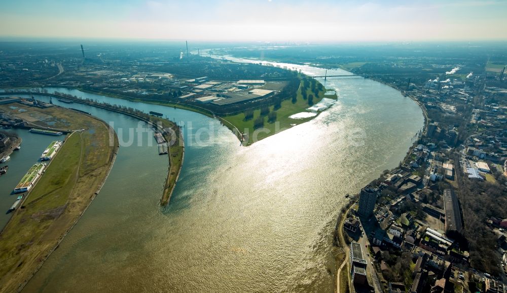 Luftbild Duisburg - Uferbereiche entlang der Fluß- Mündung des Hochwasser führenden Rhein in Duisburg im Bundesland Nordrhein-Westfalen