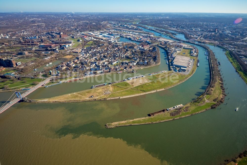 Luftaufnahme Duisburg - Uferbereiche entlang der Fluß- Mündung des Hochwasser führenden Rhein in Duisburg im Bundesland Nordrhein-Westfalen