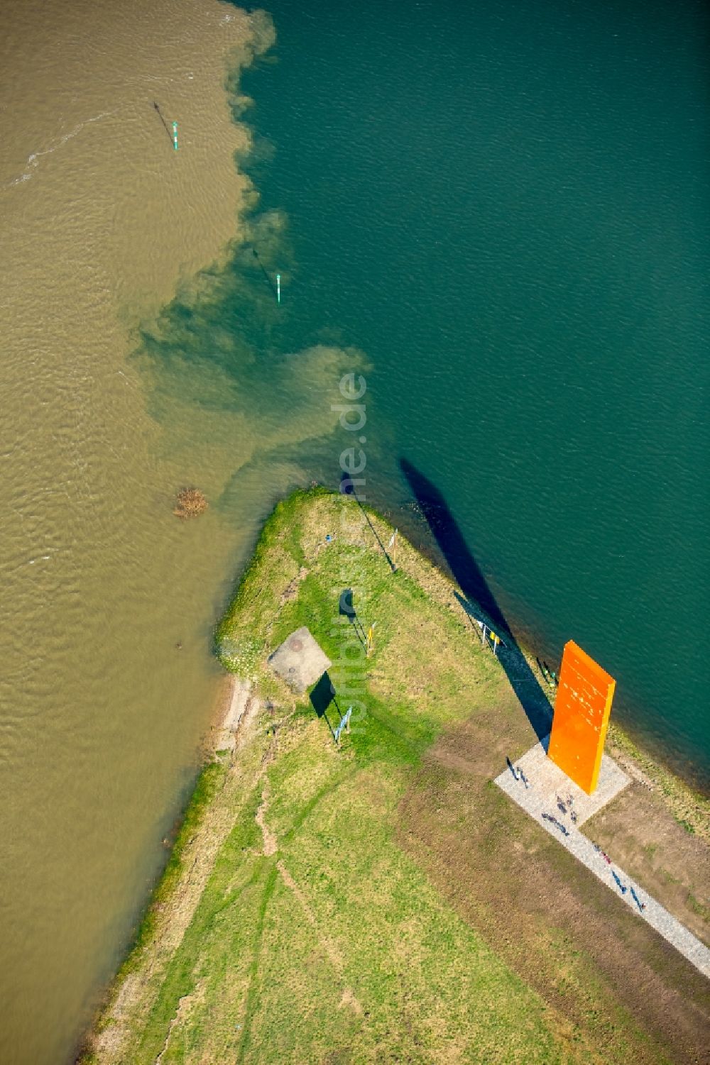 Duisburg aus der Vogelperspektive: Uferbereiche entlang der Fluß- Mündung des Hochwasser führenden Rhein am Reinorange des Künstlers Lutz Fritsch in Duisburg im Bundesland Nordrhein-Westfalen