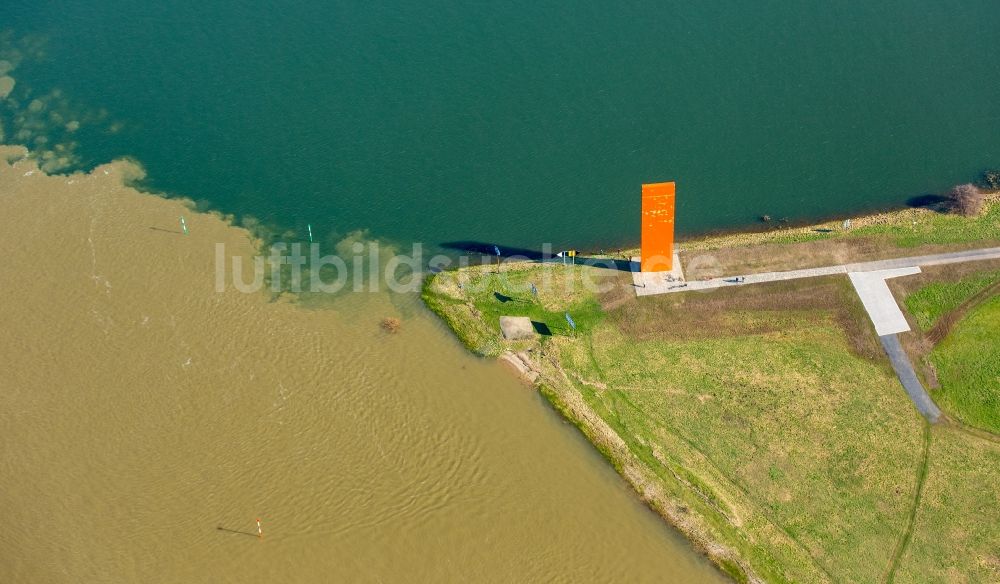 Luftbild Duisburg - Uferbereiche entlang der Fluß- Mündung des Hochwasser führenden Rhein am Reinorange des Künstlers Lutz Fritsch in Duisburg im Bundesland Nordrhein-Westfalen