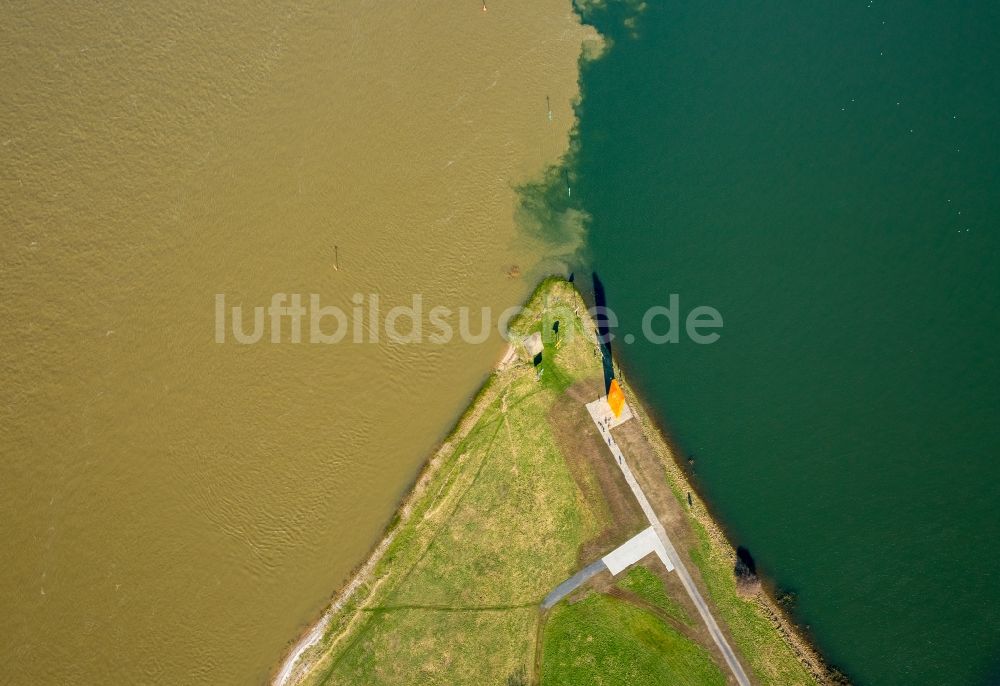 Luftaufnahme Duisburg - Uferbereiche entlang der Fluß- Mündung des Hochwasser führenden Rhein am Reinorange des Künstlers Lutz Fritsch in Duisburg im Bundesland Nordrhein-Westfalen