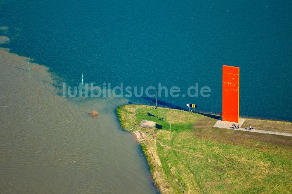 Duisburg von oben - Uferbereiche entlang der Fluß- Mündung des Hochwasser führenden Rhein am Reinorange des Künstlers Lutz Fritsch in Duisburg im Bundesland Nordrhein-Westfalen