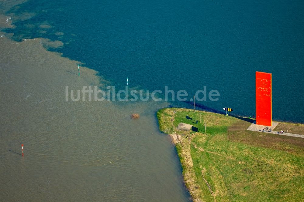 Duisburg aus der Vogelperspektive: Uferbereiche entlang der Fluß- Mündung des Hochwasser führenden Rhein am Reinorange des Künstlers Lutz Fritsch in Duisburg im Bundesland Nordrhein-Westfalen