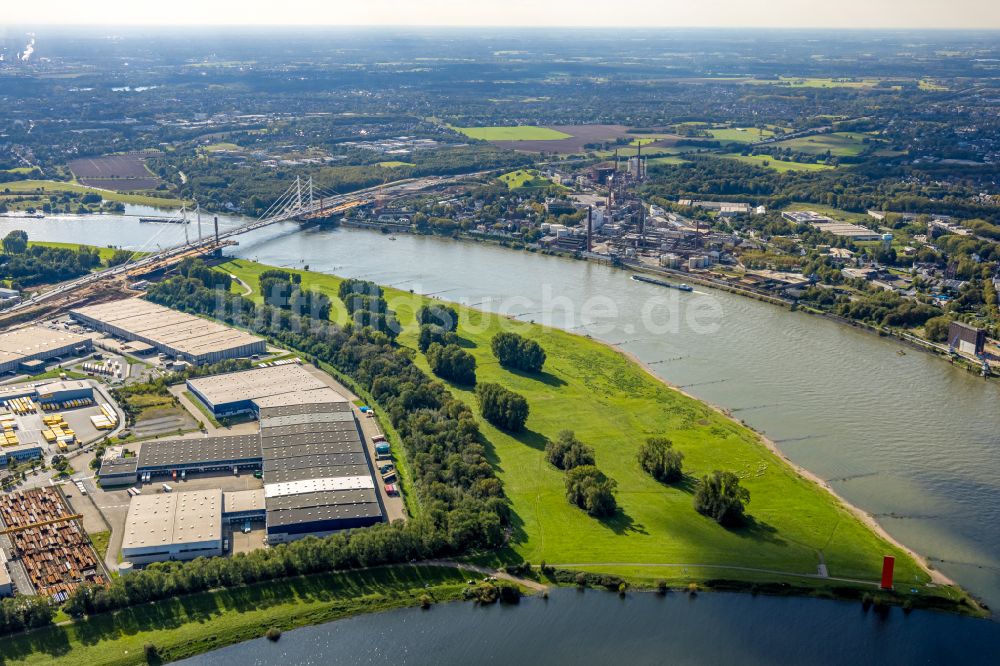 Luftbild Duisburg - Uferbereiche entlang der Fluß- Mündung des Hochwasser führenden Rhein am Reinorange des Künstlers Lutz Fritsch in Duisburg im Bundesland Nordrhein-Westfalen