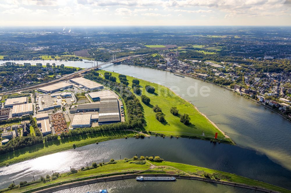 Luftaufnahme Duisburg - Uferbereiche entlang der Fluß- Mündung des Hochwasser führenden Rhein am Reinorange des Künstlers Lutz Fritsch in Duisburg im Bundesland Nordrhein-Westfalen