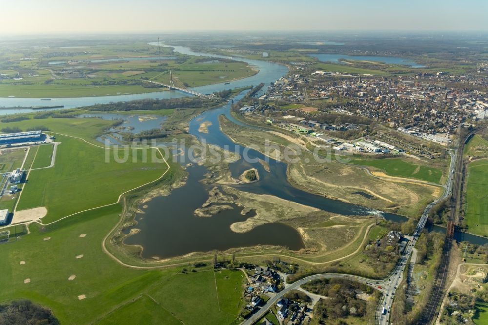 Wesel aus der Vogelperspektive: Uferbereiche entlang der Fluß- Mündung der Lippe in Wesel im Bundesland Nordrhein-Westfalen, Deutschland