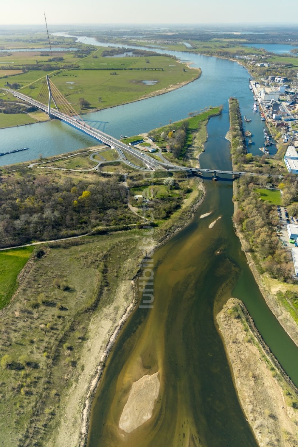 Luftaufnahme Wesel - Uferbereiche entlang der Fluß- Mündung der Lippe in Wesel im Bundesland Nordrhein-Westfalen, Deutschland