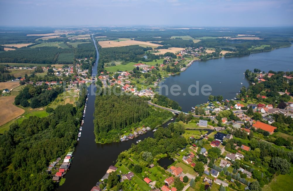 Mirow von oben - Uferbereiche entlang der Fluß- Mündung des Mirower Kanals in den Mirower See in Mirow im Bundesland Mecklenburg-Vorpommern