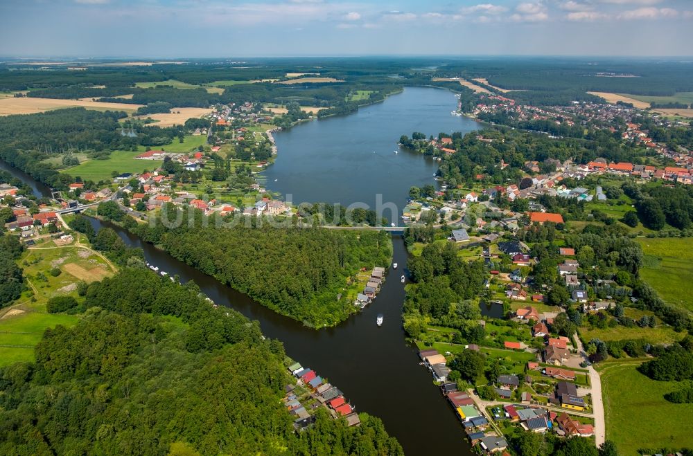 Luftaufnahme Mirow - Uferbereiche entlang der Fluß- Mündung des Mirower Kanals in den Mirower See in Mirow im Bundesland Mecklenburg-Vorpommern