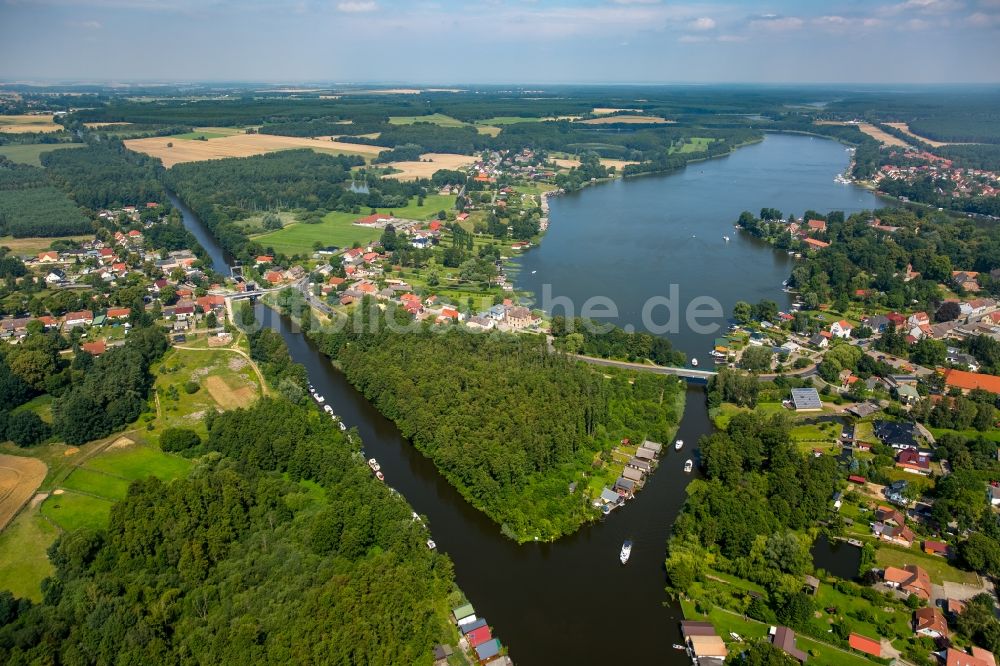 Mirow aus der Vogelperspektive: Uferbereiche entlang der Fluß- Mündung des Mirower Kanals in den Mirower See in Mirow im Bundesland Mecklenburg-Vorpommern