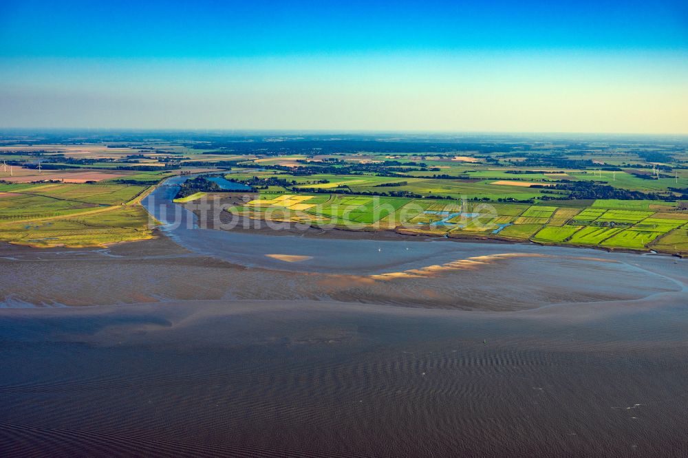 Balje von oben - Uferbereiche entlang der Fluß- Mündung der Oste in die Elbe in Balje im Bundesland Niedersachsen, Deutschland