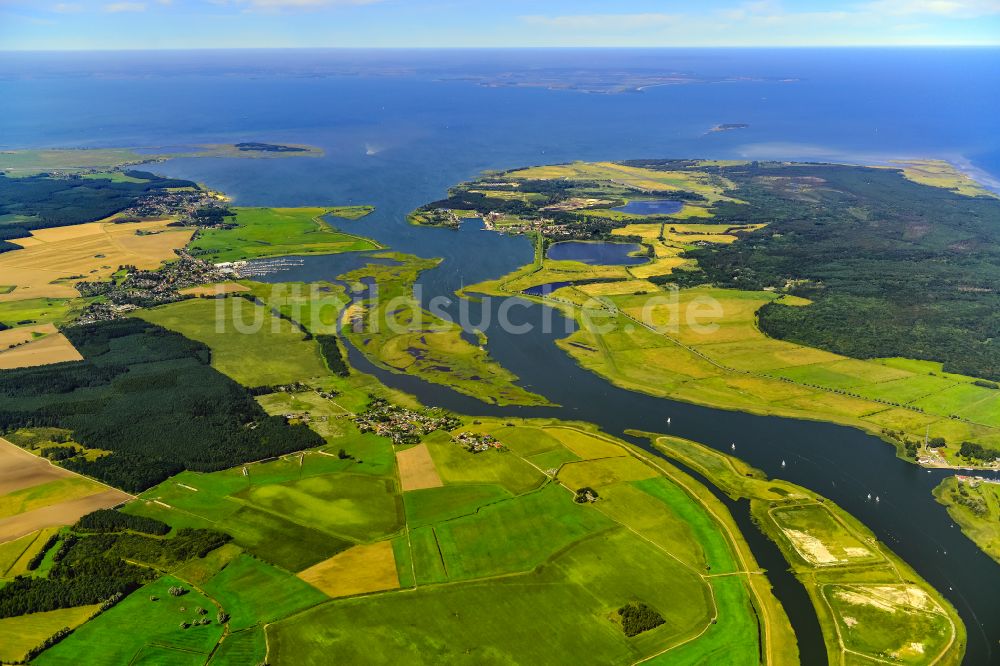 Peenemünde von oben - Uferbereiche entlang der Fluss- Mündung der Peene in die Ostsee in Peenemünde im Bundesland Mecklenburg-Vorpommern, Deutschland