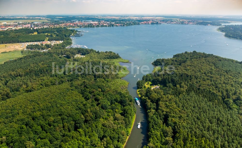 Luftaufnahme Klink - Uferbereiche entlang der Fluß- Mündung des Reeckkanals in den See Binnenmüritz in Klink im Bundesland Mecklenburg-Vorpommern