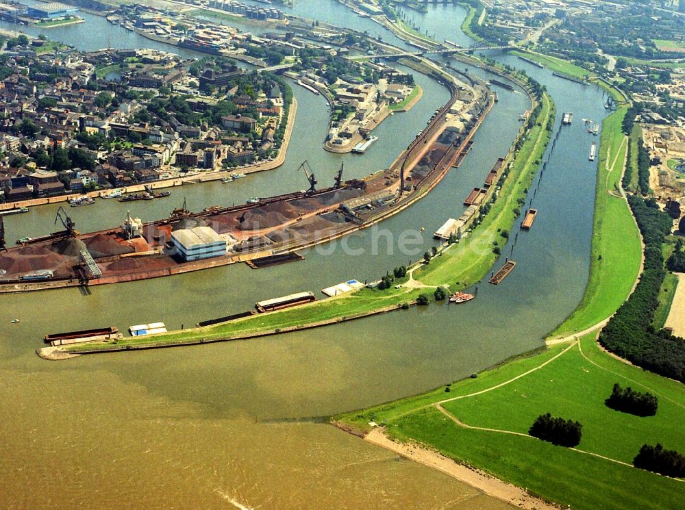 Duisburg von oben - Uferbereiche entlang der Fluß- Mündung der Ruhr in den Hafenkanal und der Kaiserkanal in Duisburg im Bundesland Nordrhein-Westfalen