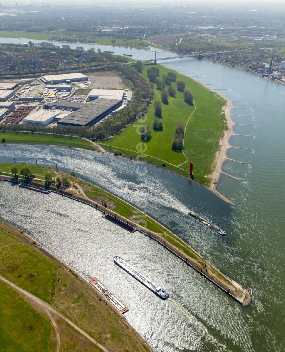 Luftbild Duisburg - Uferbereiche entlang der Fluß- Mündung der Ruhr mit dem Rhein in Duisburg im Bundesland Nordrhein-Westfalen