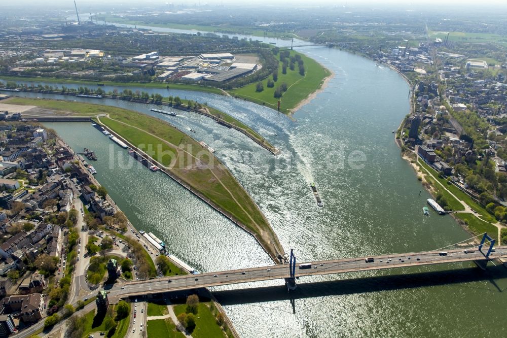 Luftaufnahme Duisburg - Uferbereiche entlang der Fluß- Mündung der Ruhr mit dem Rhein in Duisburg im Bundesland Nordrhein-Westfalen