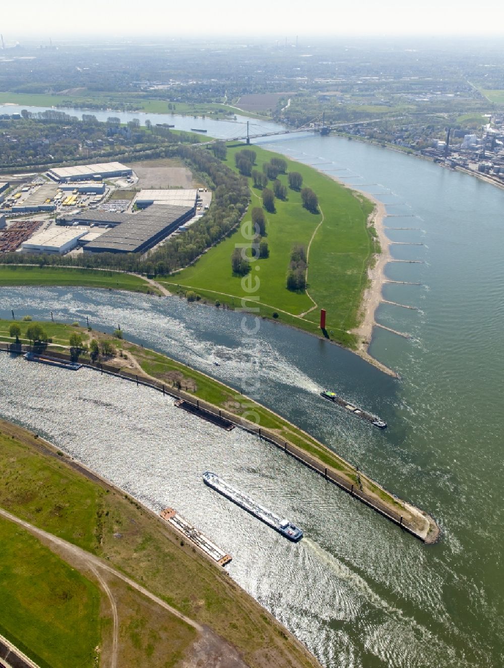 Duisburg von oben - Uferbereiche entlang der Fluß- Mündung der Ruhr mit dem Rhein in Duisburg im Bundesland Nordrhein-Westfalen