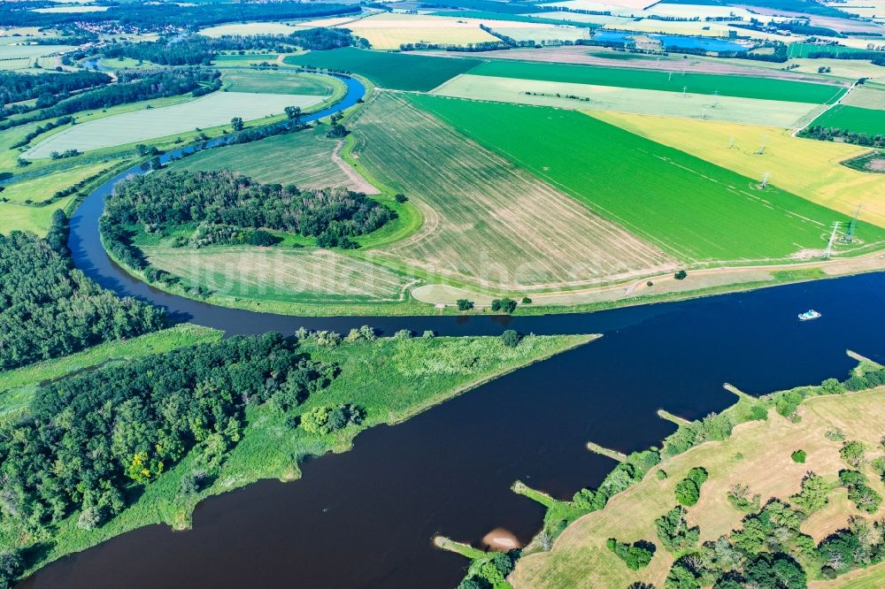 Barby (Elbe) von oben - Uferbereiche entlang der Fluß- Mündung Saale und Elbe bei Barby im Bundesland Sachsen-Anhalt, Deutschland