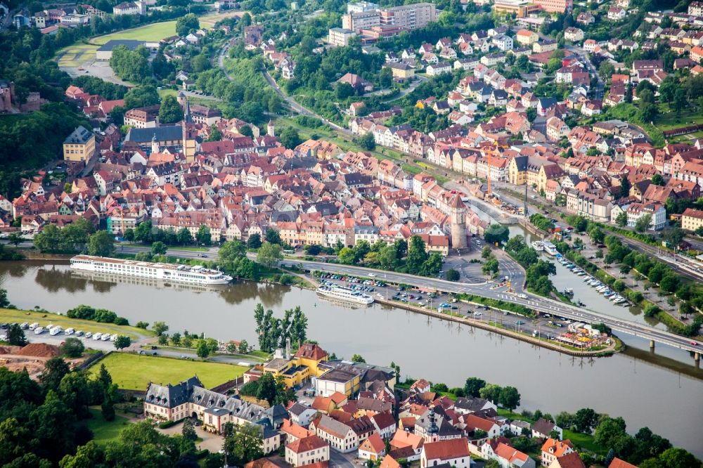 Luftaufnahme Wertheim - Uferbereiche entlang der Fluß- Mündung der Tauber in den Main in Wertheim im Bundesland Baden-Württemberg, Deutschland