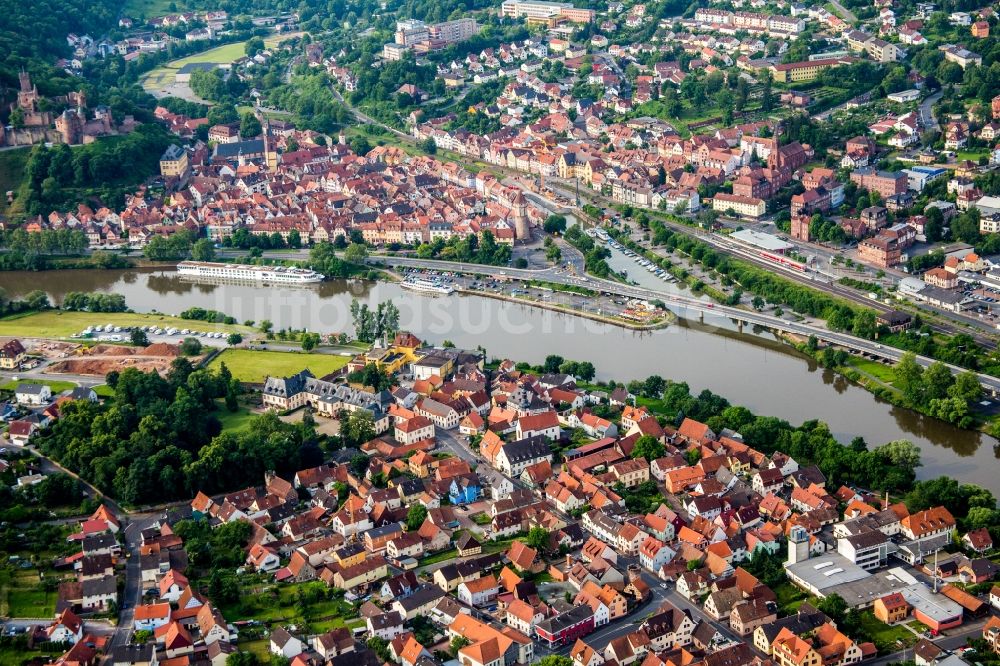 Wertheim von oben - Uferbereiche entlang der Fluß- Mündung der Tauber in den Main in Wertheim im Bundesland Baden-Württemberg, Deutschland