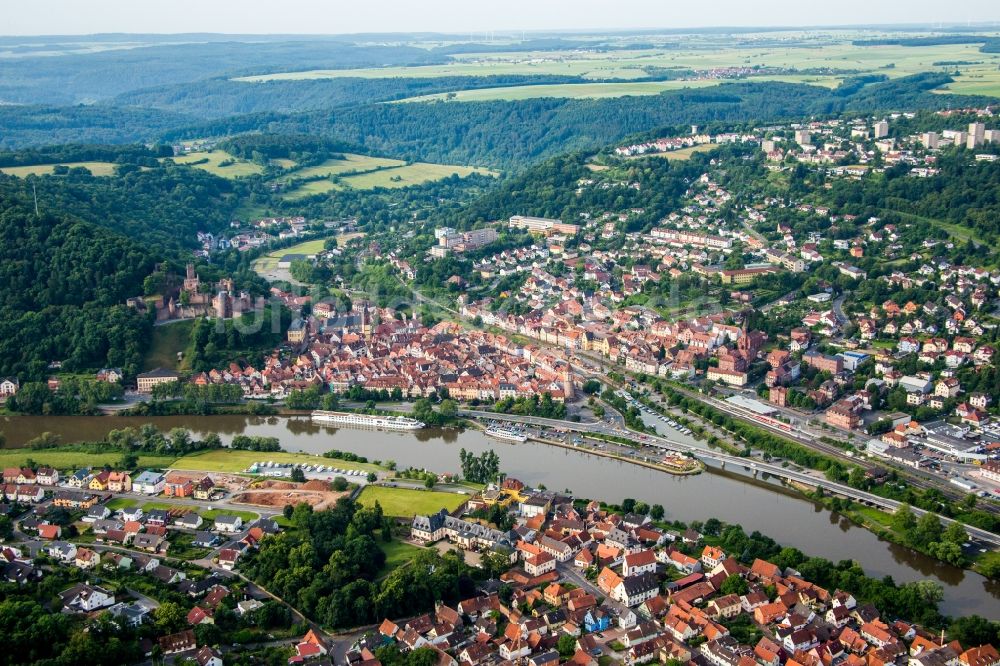 Wertheim aus der Vogelperspektive: Uferbereiche entlang der Fluß- Mündung der Tauber in den Main in Wertheim im Bundesland Baden-Württemberg, Deutschland