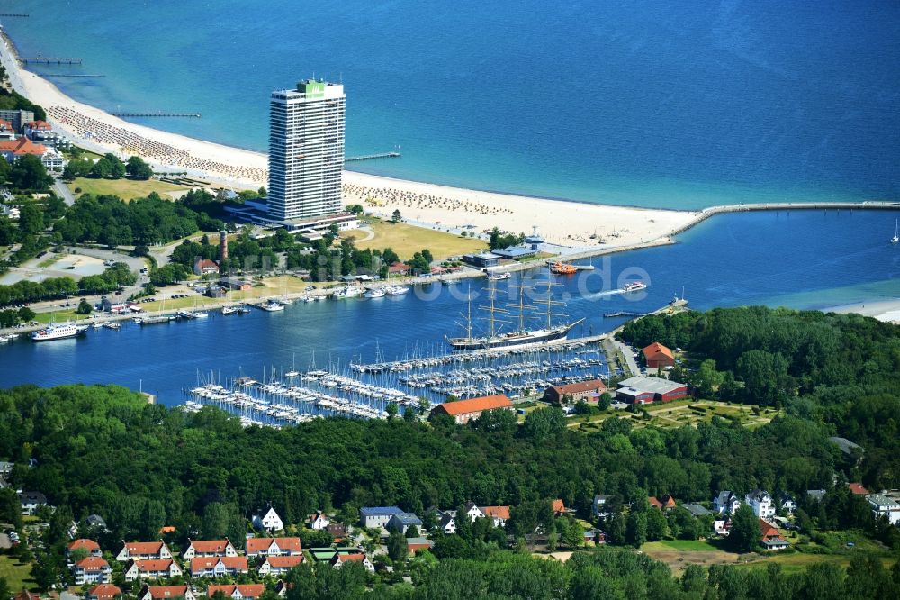 Lübeck von oben - Uferbereiche entlang der Fluß- Mündung der Trave in die Ostsee in Lübeck im Bundesland Schleswig-Holstein