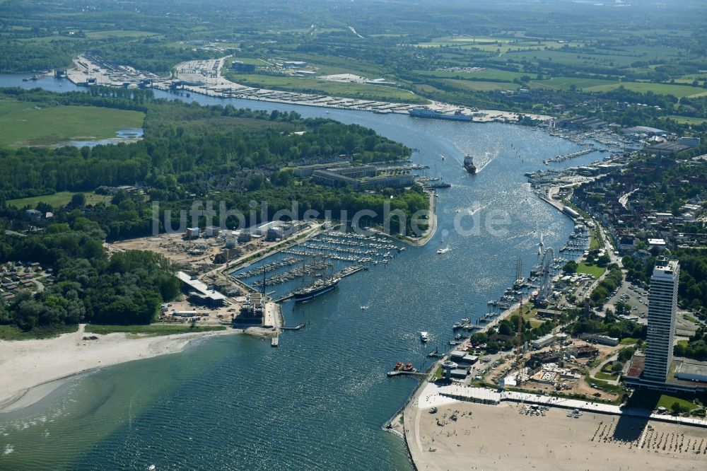 Luftaufnahme Travemünde - Uferbereiche entlang der Fluß- Mündung der Trave in Travemünde im Bundesland Schleswig-Holstein, Deutschland