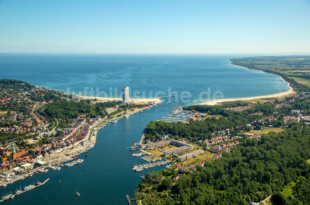 Luftaufnahme Lübeck - Uferbereiche entlang der Fluß- Mündung der Trave zur Ostsee in Lübeck im Bundesland Schleswig-Holstein