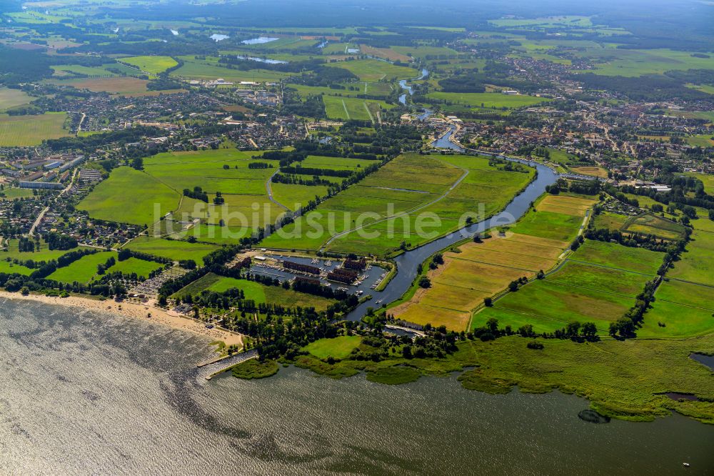 Ueckermünde aus der Vogelperspektive: Uferbereiche entlang der Fluss- Mündung der Uecker in Ueckermünde im Bundesland Mecklenburg-Vorpommern, Deutschland