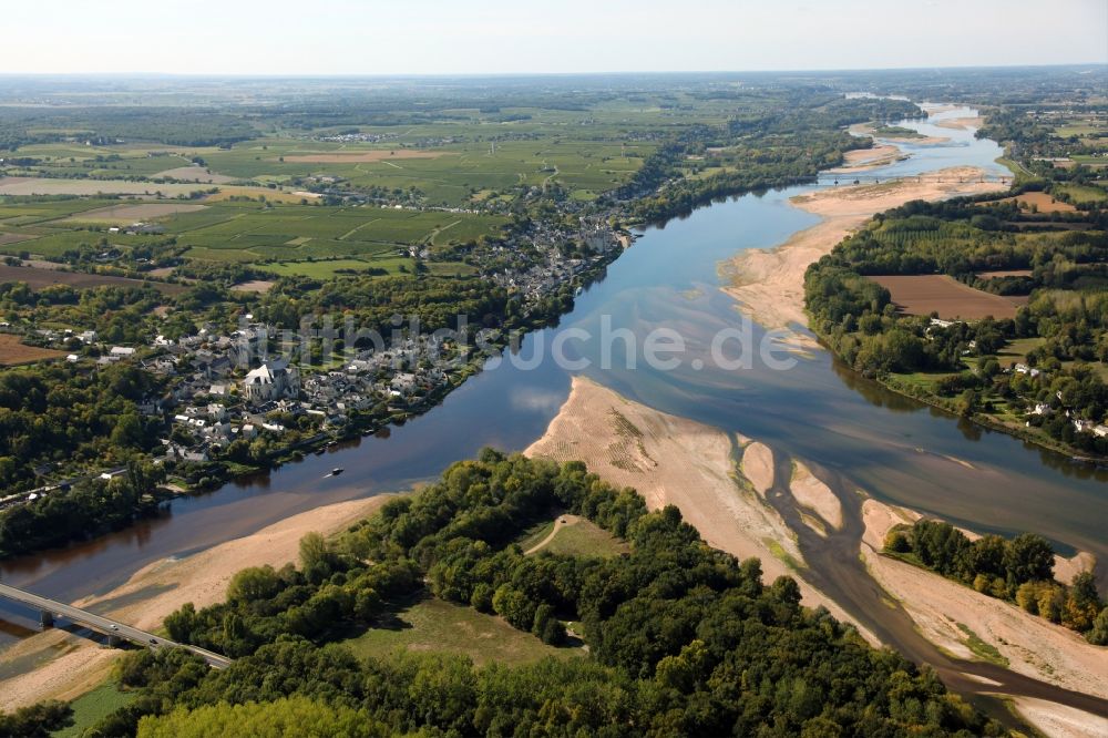 Candes-Saint-Martin aus der Vogelperspektive: Uferbereiche entlang der Fluß- Mündung der Vienne in die Loire in Candes-Saint-Martin in Centre-Val de Loire, Frankreich