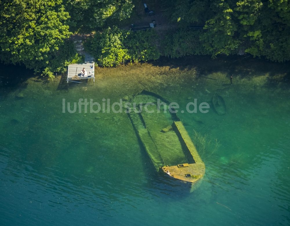 Köln von oben - Uferbereiche des Escher See mit Schiffs- Wrack eines gesunkenen Lastkahnes in Köln im Bundesland Nordrhein-Westfalen