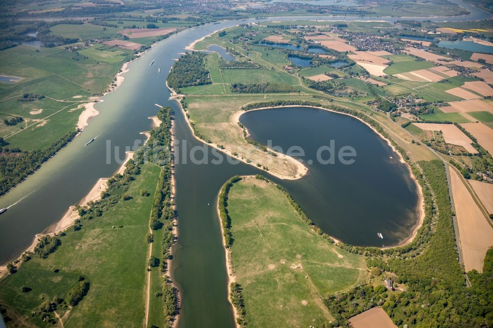 Luftaufnahme Wesel - Uferbereiche des Flürener Altrhein und Rhein westlich von Wesel im Bundesland Nordrhein-Westfalen, Deutschland