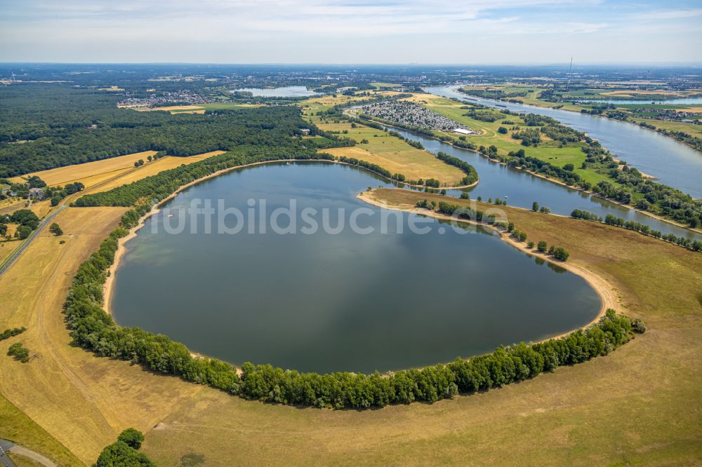 Luftaufnahme Wesel - Uferbereiche des Flürener Altrhein und Rhein westlich von Wesel im Bundesland Nordrhein-Westfalen, Deutschland