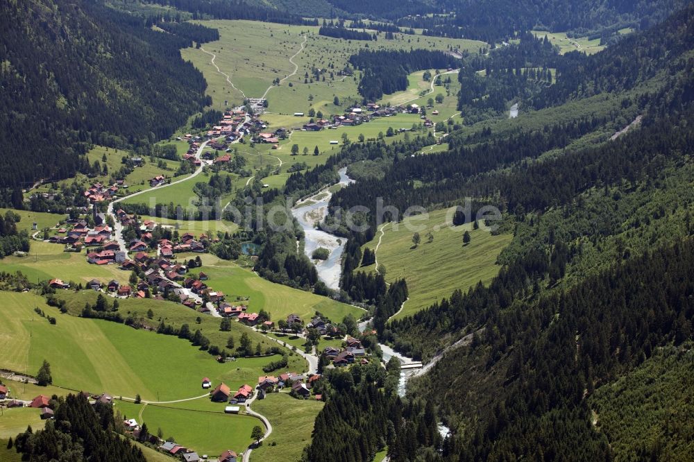 Luftbild Bad Hindelang - Uferbereiche am Fluß Ostrach in der Tallandschaft in Bad Hindelang im Bundesland Bayern