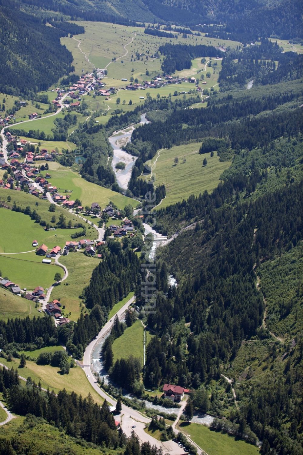 Luftaufnahme Bad Hindelang - Uferbereiche am Fluß Ostrach in der Tallandschaft in Bad Hindelang im Bundesland Bayern