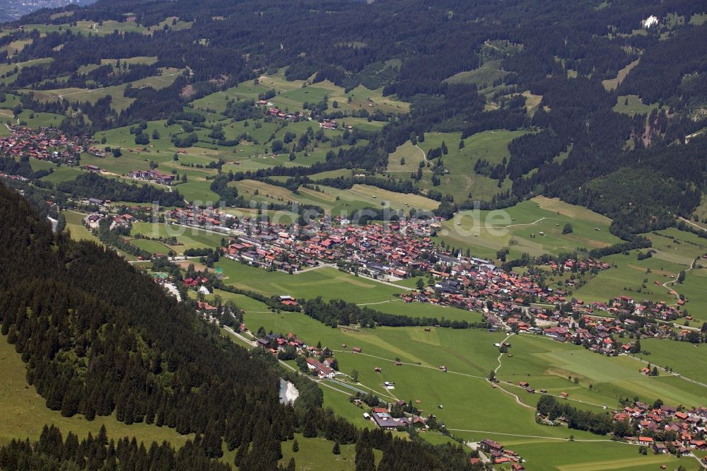 Bad Hindelang von oben - Uferbereiche am Fluß Ostrach in der Tallandschaft in Bad Hindelang im Bundesland Bayern