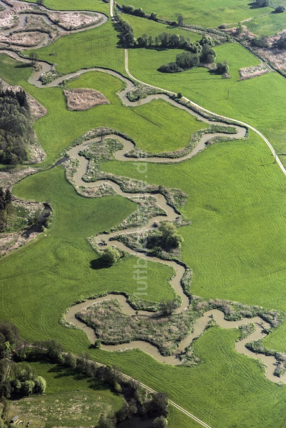 Siegenburg von oben - Uferbereiche am Flußverlauf der Abens in Siegenburg im Bundesland Bayern, Deutschland