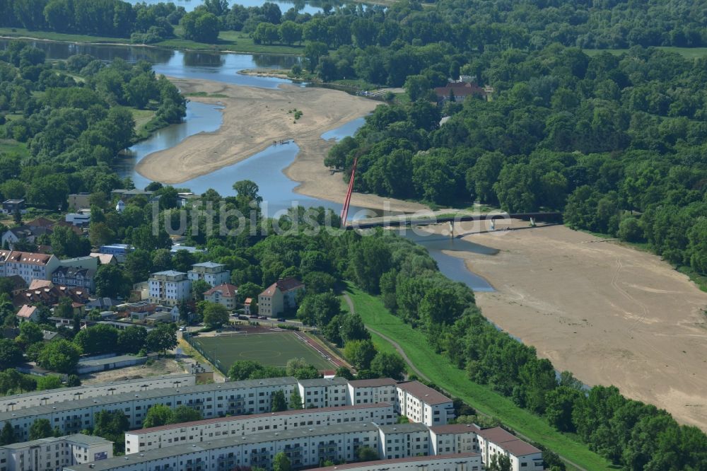 Luftaufnahme Magdeburg - Uferbereiche am Flußverlauf der Alten Elbe mit ausgetrockneten Flußbett bei sommerlicher Hitze in Magdeburg im Bundesland Sachsen-Anhalt