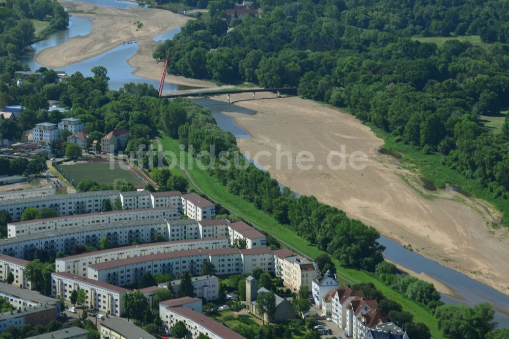 Magdeburg von oben - Uferbereiche am Flußverlauf der Alten Elbe mit ausgetrockneten Flußbett bei sommerlicher Hitze in Magdeburg im Bundesland Sachsen-Anhalt